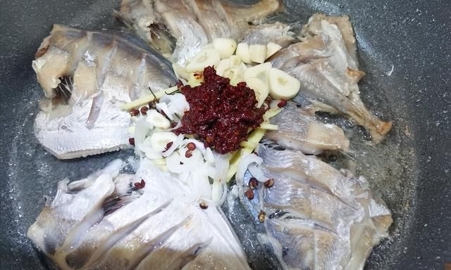 红烧平鱼的做法，家常干烧平鱼的做法步骤图6