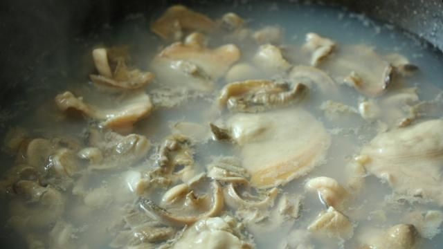 河蚌肉的做法，这样炒出来的河蚌鲜嫩好吃图4