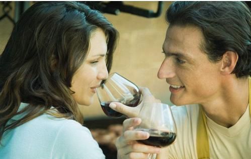 干红葡萄酒的七大功效与作用，长期喝红酒的好处和坏处图1