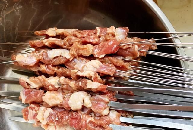 羊肉串怎么烤才不干，烤羊肉串发干的原因图6