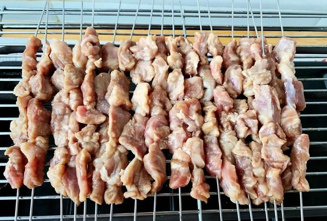 羊肉串怎么烤才不干，烤羊肉串发干的原因图8
