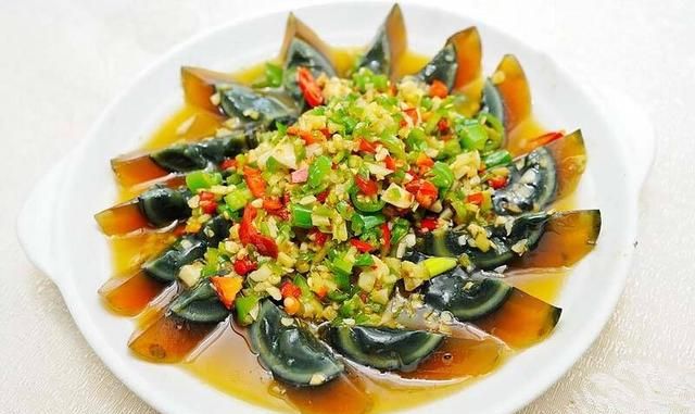 皮蛋的做法:在家怎么做青椒皮蛋呢图1