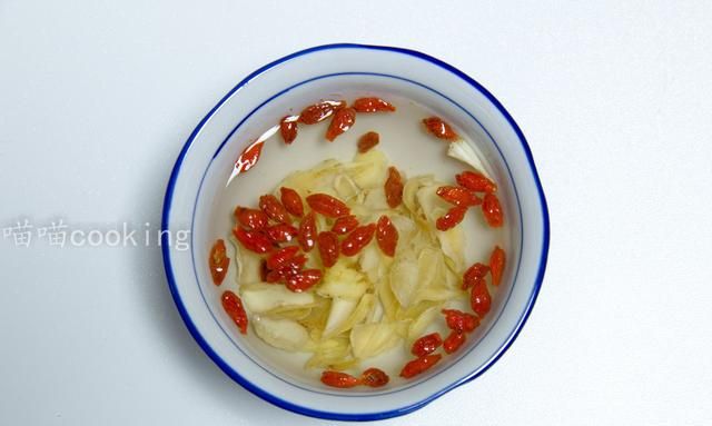 银耳羹的做法:煮银耳羹太麻烦了，有没有快捷方便的做法图5