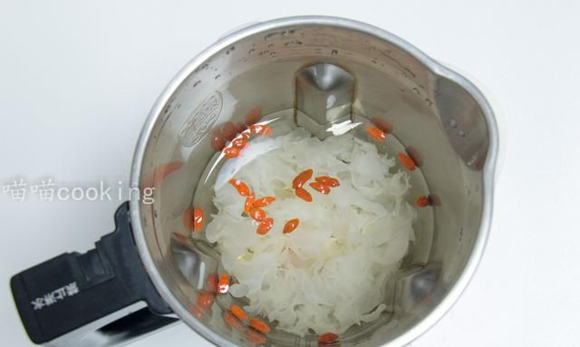 银耳羹的做法:煮银耳羹太麻烦了，有没有快捷方便的做法图7