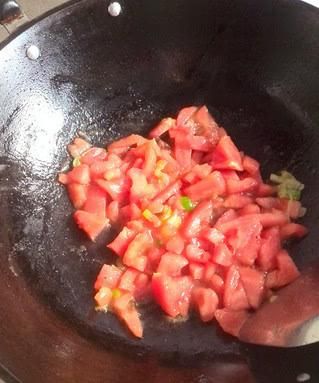 西红柿疙瘩汤：西红柿小疙瘩汤的做法，西红柿小疙瘩汤怎么做图3