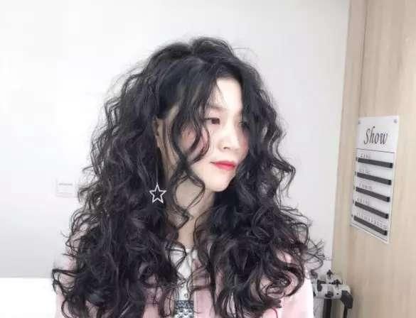 烫头发冷烫好还是热烫好，以前一直用冷烫烫头发，今年理发师推荐热烫，结果头发烫焦了，冷烫好还是热烫好图2