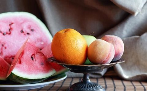 桃子不能和什么一起吃：桃子和西瓜一起吃有毒吗,桃子不能和什么一起吃