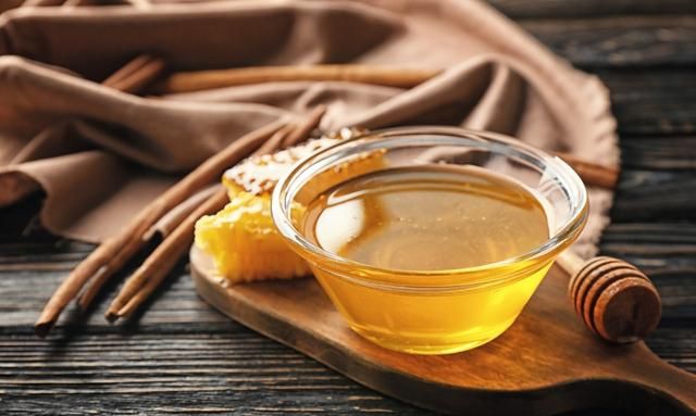 橄榄油面膜:橄榄油加蜂蜜做面膜的方法是怎样的蜂蜜可以和橄榄油一起做面膜吗图1