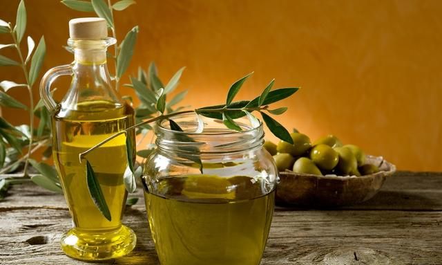 橄榄油面膜:橄榄油加蜂蜜做面膜的方法是怎样的蜂蜜可以和橄榄油一起做面膜吗图2
