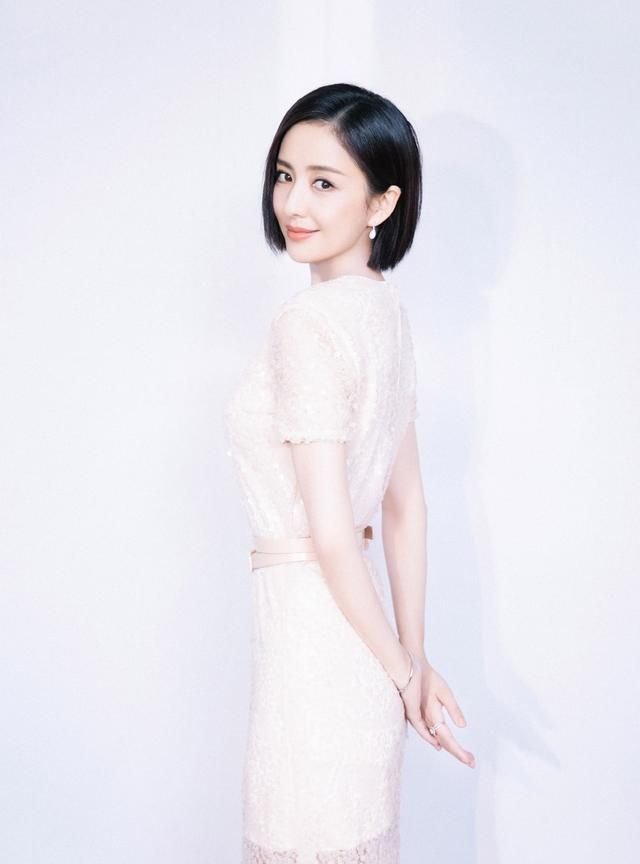 抹胸裙怎么穿：抹胸裙要怎么驾驭图8