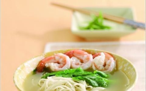清淡的汤:开汤面馆选择清淡养生的纯骨汤好，还是勾兑的重口味汤好