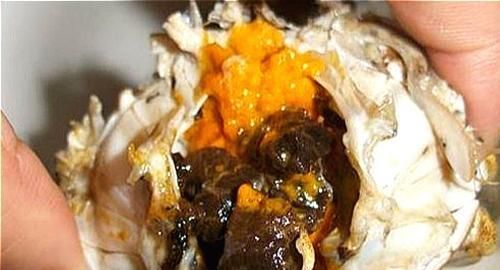 蟹黄发苦是什么原因:螃蟹蒸熟以后，里边黄发黑是什么问题图1