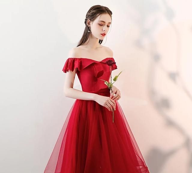 一字肩的衣服好看吗图9