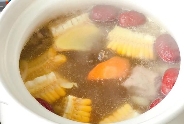 胡萝卜玉米排骨汤图6