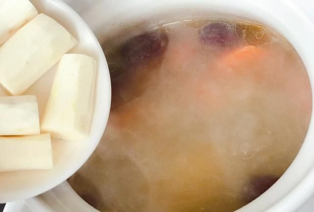 胡萝卜玉米排骨汤图7