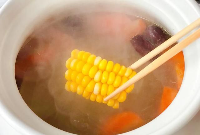 胡萝卜玉米排骨汤图8