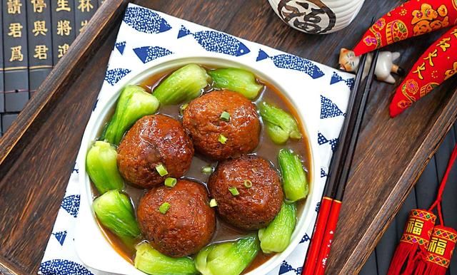 红烧狮子头是哪里的菜，四喜丸子和红烧狮子头是一道菜吗图7
