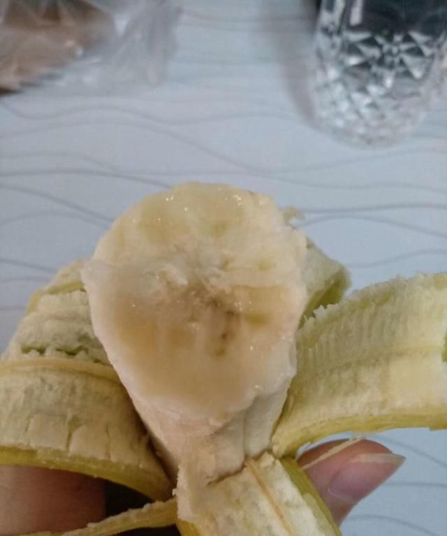 表皮起了斑点的香蕉，可以吃吗香蕉的好处和坏处有哪些，是在餐前吃还是餐后吃图2