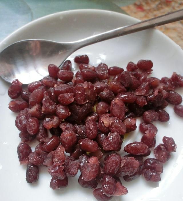 西米粽子的制作方法，西米红豆粽子的制作方法图1