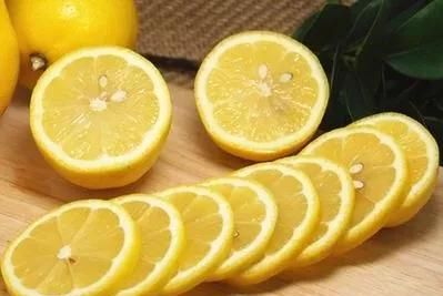 柠檬片泡水的功效，冰糖加柠檬泡水喝有什么功效图4