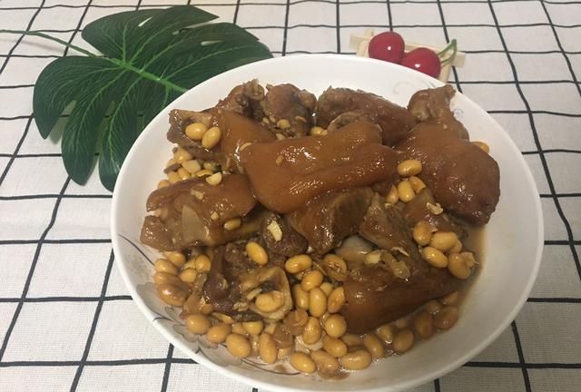 猪蹄炖黄豆下奶吗，黄豆猪蹄汤下奶吗图1