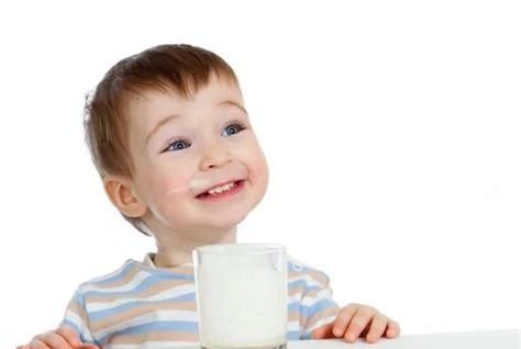 宝宝睡前喝牛奶好吗，22个月的宝宝睡前喝奶好吗?图1