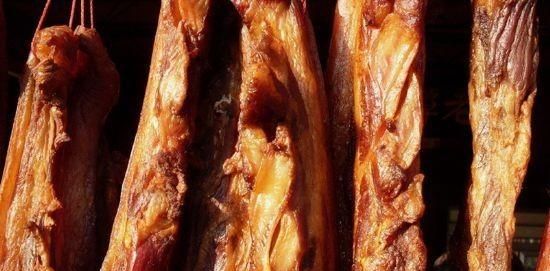 腌肉的做法，怎么制作腌肉盐弄完饭多长时间可以挂起来图1