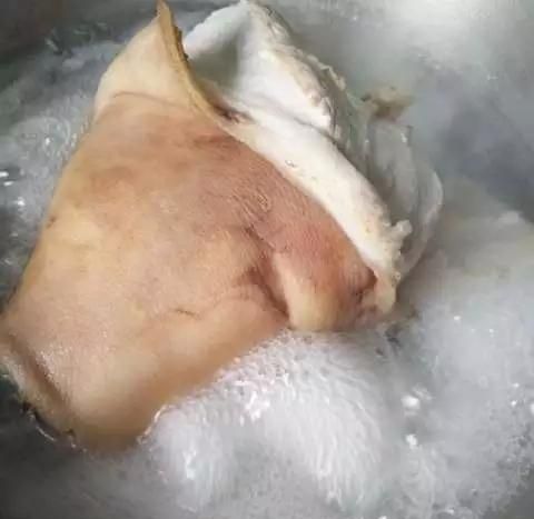 酱肘子的做法图4