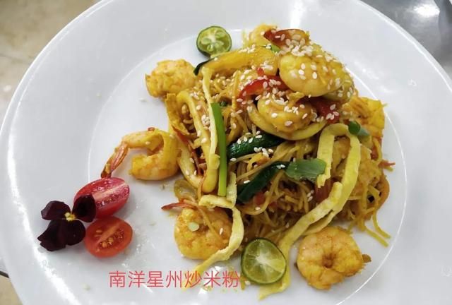 小学生营养餐，小学生将营养餐倒掉溢出垃圾桶图1