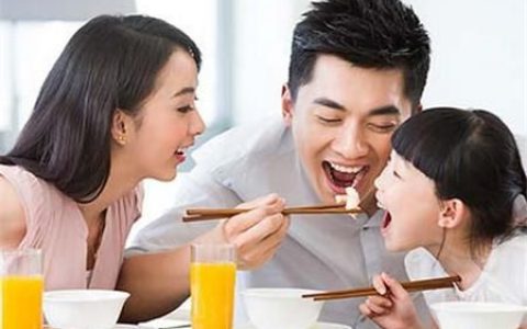 两岁宝宝食谱，两岁的宝宝一天的饮食怎么安排合理