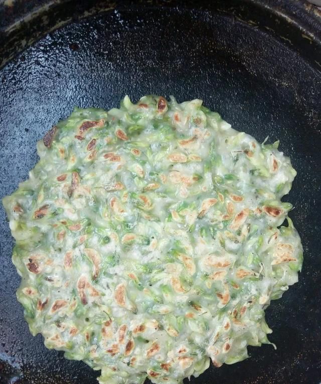 一树槐花十里香，宛如白雪树间藏又到了槐花盛开的季节，槐花怎么做既美味又营养呢图2