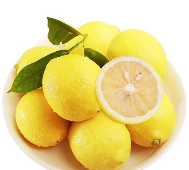 喝柠檬水有什么作用与功效，喝柠檬水有什么好处与坏处图1