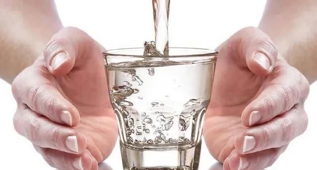 人一天要喝多少水，正常人体每天需要喝多少水图1