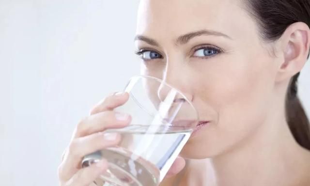 人一天要喝多少水，正常人体每天需要喝多少水图2