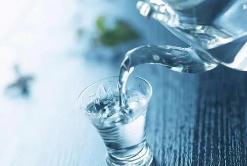 人一天要喝多少水，正常人体每天需要喝多少水图3
