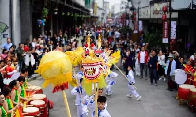 端午粽子、雄黄酒、江边龙舟波浪涌，朋友们，你们在端午节时能享受这份传统节日的真情吗图9