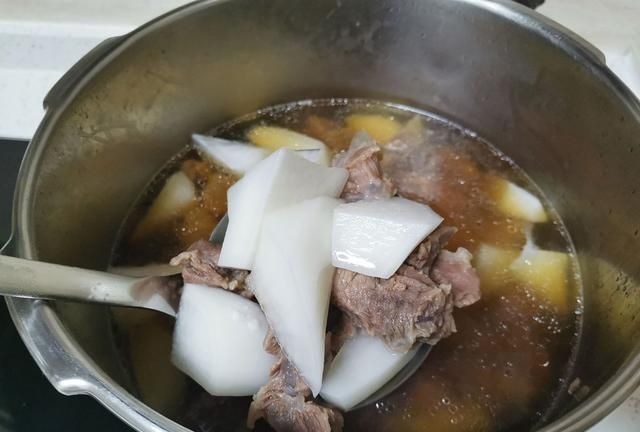 白萝卜炖牛肉汤，白萝卜炖牛肉怎样做好吃图7