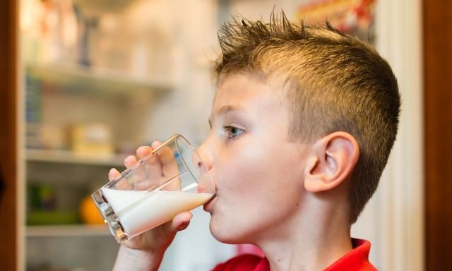 什么牛奶有助于长高，纯牛奶什么时候喝最有助于长高图5