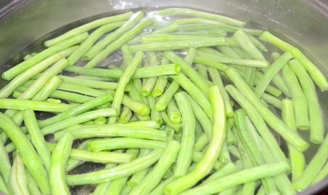 长豆角的做法大全，长豆角素炒怎么做好吃图5