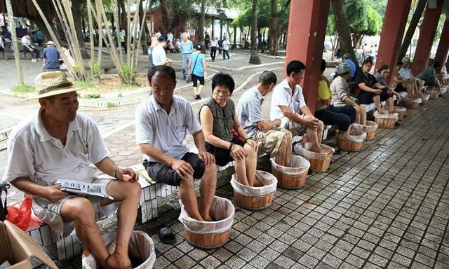 泡脚多长时间最好，泡脚泡多长时间对身体最好图1