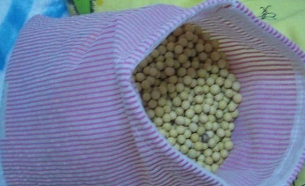 农村人用黄豆做的枕头，有效治疗颈椎病 黄豆枕头图4