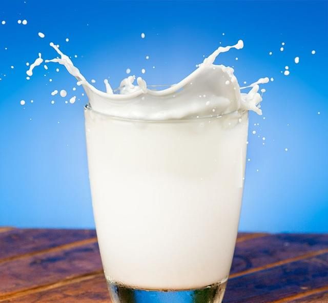 牛奶怎么喝吸收好，牛奶什么时候喝营养吸收最好图1