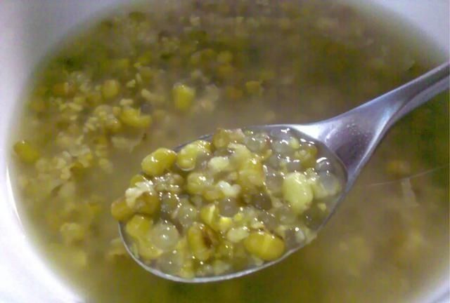 怎么煮绿豆汤，为什么绿豆汤煮出来是红色的也有绿色的图1