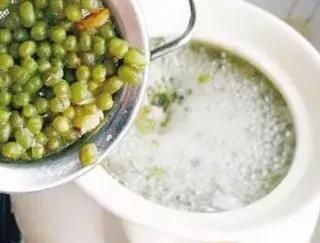 怎么煮绿豆汤，为什么绿豆汤煮出来是红色的也有绿色的图5
