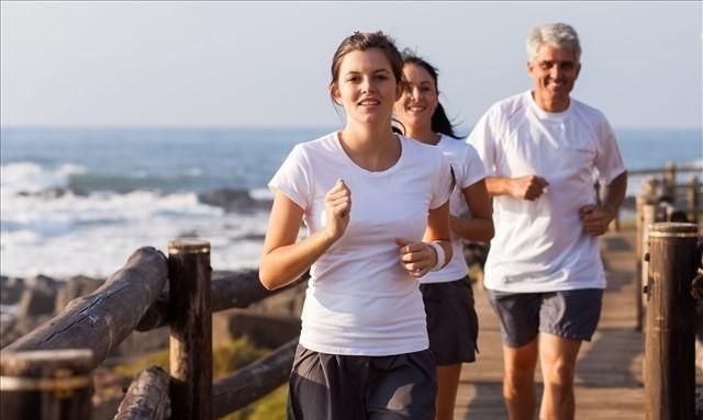 每天早上跑步半小时或者练三次八段锦，哪种方法强身健体的效果更好图2