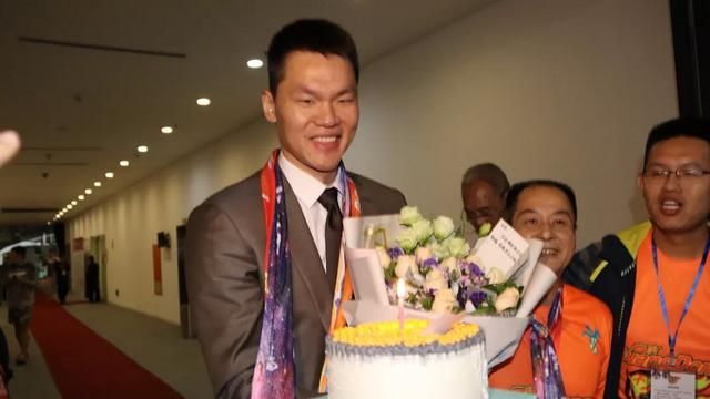 朱芳雨生日，宏远集体送祝福，赵睿搞怪将蛋糕砸朱芳雨头上氛围其乐融融，你怎么看图2