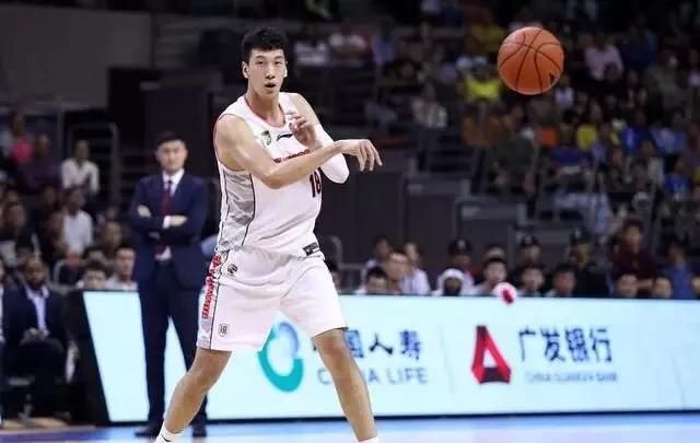 朱芳雨生日，宏远集体送祝福，赵睿搞怪将蛋糕砸朱芳雨头上氛围其乐融融，你怎么看图8