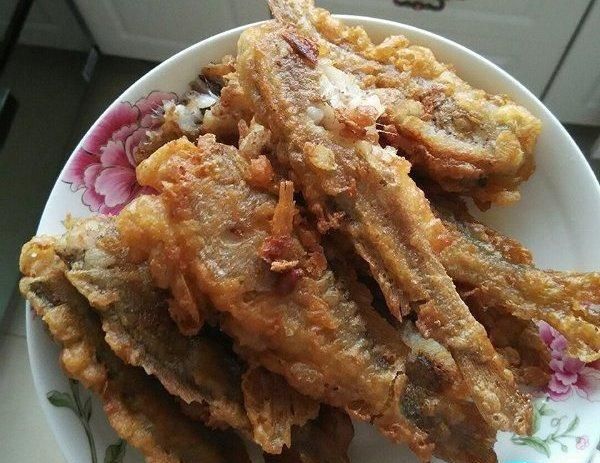 雪菜黄鱼面，油炸小黄鱼面糊的做法图1