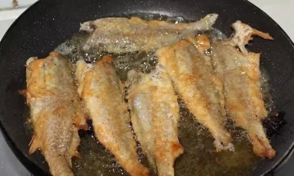 雪菜黄鱼面，油炸小黄鱼面糊的做法图3