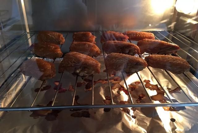 烤鸡翅的腌制方法，烤鸡翅用什么材料腌制图1